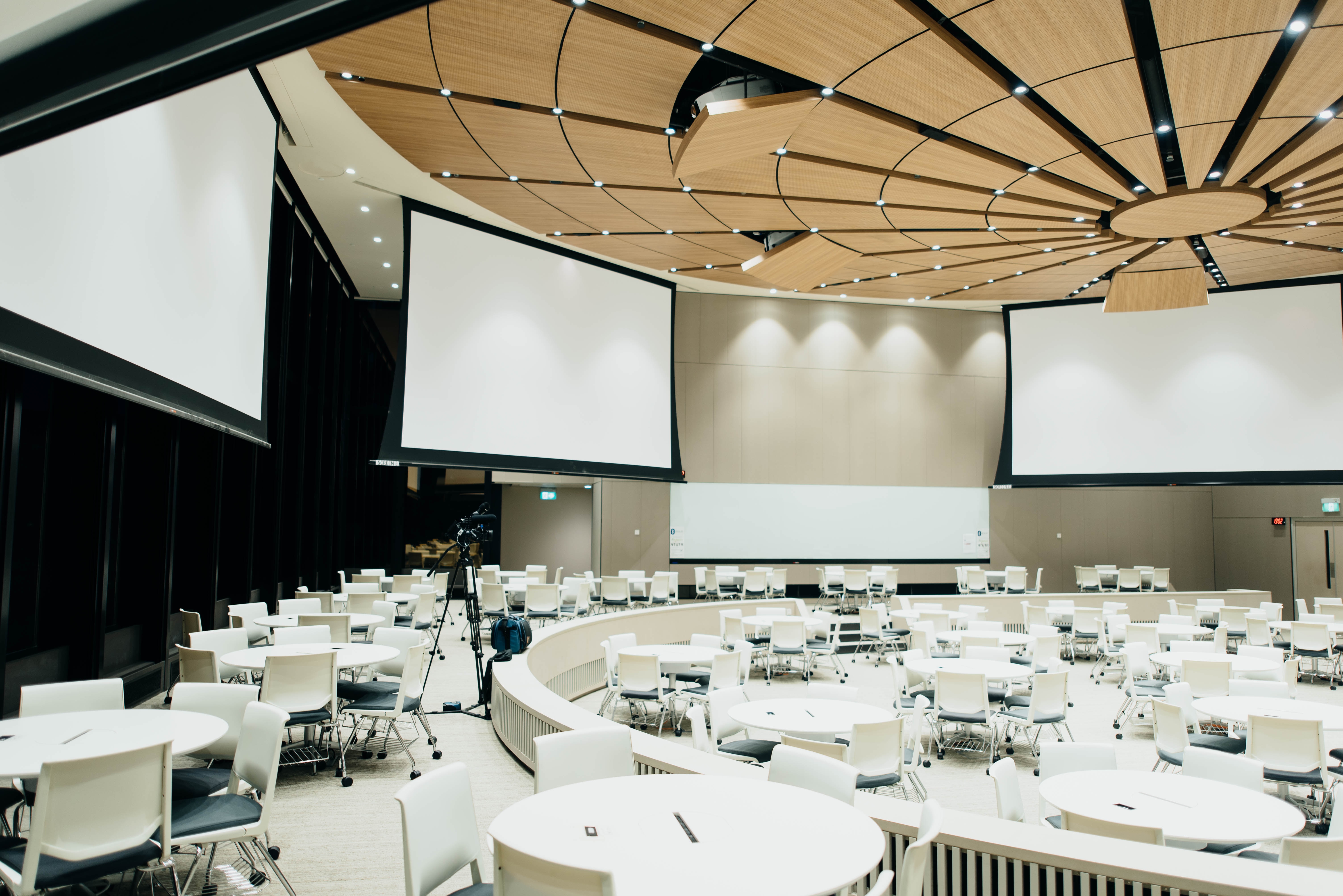 Virtuelle Meetingräume - wie Locations trotz virtueller Konkurrenz attraktiv für das MICE-Business bleiben können - seminar-location.info