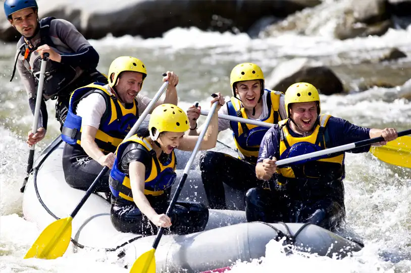 Rafting im Wildwasserkanal als Teambuilding-Event