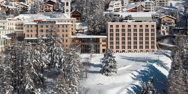 Tagungshotels - Flair: historisch - Graubünden - Aussenansicht Winter - Seminarhotel SARATZ & Kongress- und Kulturzentrum Pontresina