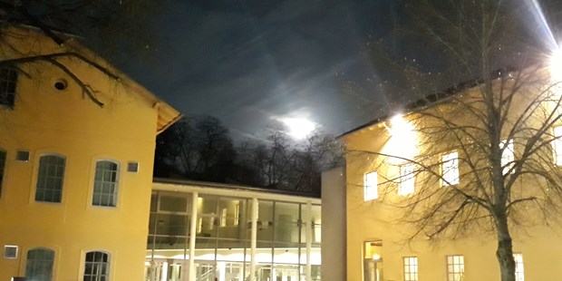 Tagungshotels - geeignet für: Seminar - Gewerbepark (Saxen) - Kulturhaus Bruckmühle am Abend - Eventlocation Bruckmühle