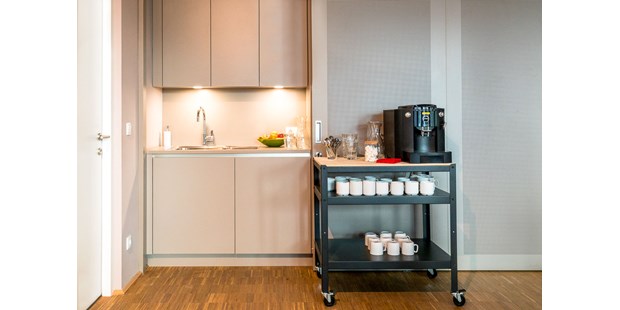 Tagungshotels - geeignet für: Produktpräsentation - Mödling - Teeküche und Kaffee-Teewagen.  - Gleis 21