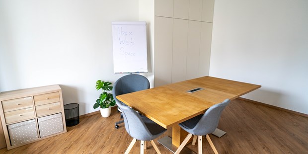 Tagungshotels - geeignet für: Businessmeeting - Heuberg (Koppl) - freundlicher Besprechungsraum in Obertrum am See (Flachgau) - Ibex Web Space Besprechungsraum für 8 Personen