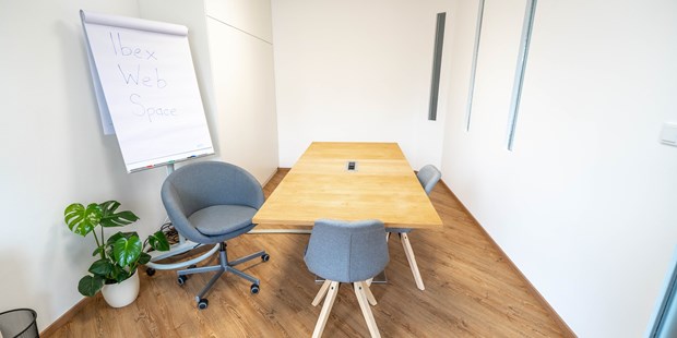 Tagungshotels - geeignet für: Businessmeeting - Pfaffstätt - Schreibtisch mit Anschlüssen für HDMI, Netzwerk und Strom - Ibex Web Space Besprechungsraum für 8 Personen