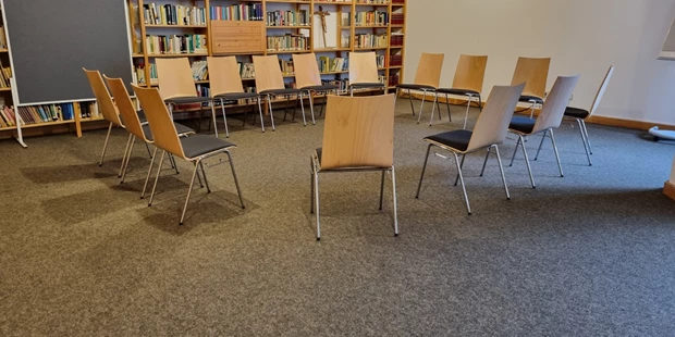 Tagungshotels - Moderatorenkoffer - Straßlach-Dingharting - Bibliothek mit Kreis - Veranstaltungszentrum des Evangelischen Handwerker-Vereins
