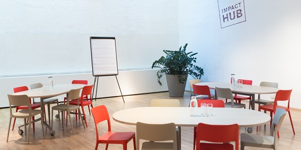 Tagungshotels - Moderatorenkoffer - Günselsdorf - Verschiedenste Set-Ups sind im Event Room möglich. Workshop, Kinobestuhlung, Board-Meetings und vieles mehr.  - Impact Hub 