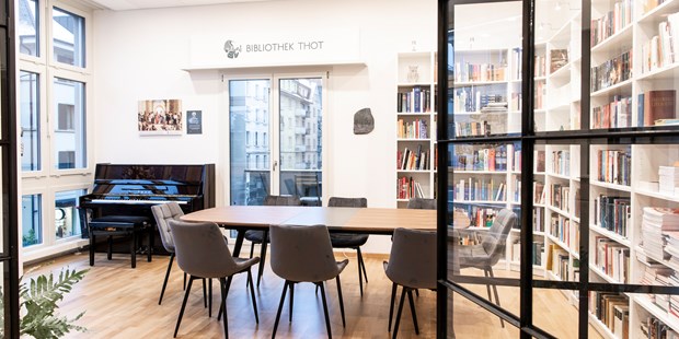 Tagungshotels - Flair: business - Zürich - Raum "Bibliothek" mit Klavier - Seminarräume mit Charme in Wipkingen