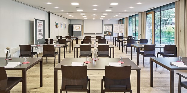 Tagungshotels - Gastronomie: Eigene regionale Küche - Brand (Ebbs) - Seminarraum mit viel Tageslicht - Sattlerwirt**** Hotel/Wirtshaus/Seminar