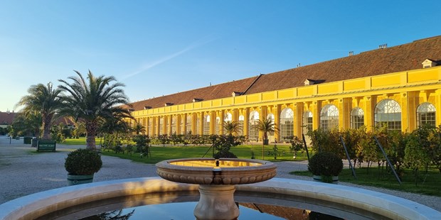 Tagungshotels - Flair: historisch - Ansicht aus dem Orangeriegarten auf die Orangerie Schönbrunn  - Schloss Schönbrunn Apothekertrakt und Orangerie 