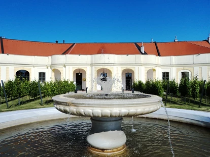 Tagungshotels - Öffentlicher Nahverkehr - Ansicht aus dem Orangeriegarten auf den Apothekertrakt - Schloss Schönbrunn Apothekertrakt und Orangerie 
