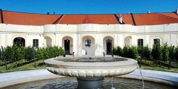 Tagungshotels - Beamer und Leinwand - Ansicht aus dem Orangeriegarten auf den Apothekertrakt - Schloss Schönbrunn Apothekertrakt und Orangerie 