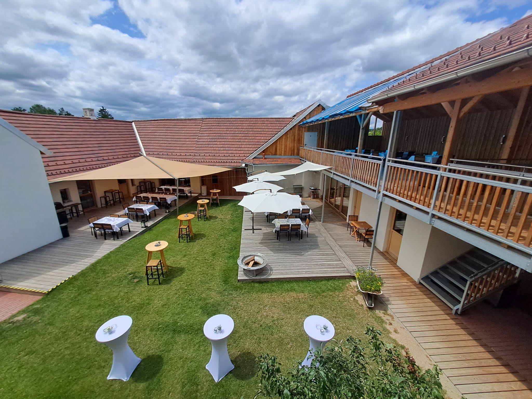 Seminarraum - Der Innenhof des Quartier35 bietet durch seine Abgeschlossenheit einen idealen Ort für entspannte Feiern oder gemütliches Zusammensitzen. - Quartier35