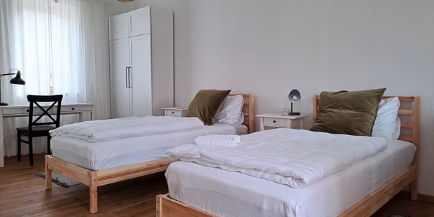 Tagungshotels - geeignet für: Seminar - Hollabrunn - Das barrierefreie Zimmer mit barrierefreiem Badezimmer. - Quartier35