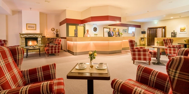 Tagungshotels - Freizeit-Incentive: Escape-Room - Körle - Lobby mit Rezeption unf gemütlichen Sitzbereichen - Waldhotel Schäferberg 
