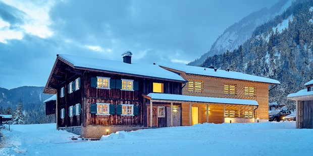 Tagungshotels - Adventure-Incentive: Bogenschießen - Region Klostertal - Außenansicht Winter - Wald 12 Ferien- und Seminarhaus
