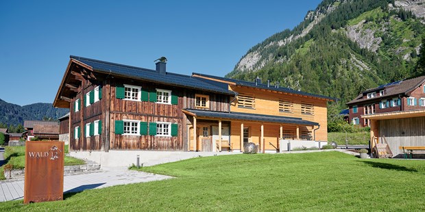 Tagungshotels - Mahlzeiten: Küche zum Mieten - St. Anton am Arlberg - Außenansicht Sommer - Wald 12 Ferien- und Seminarhaus