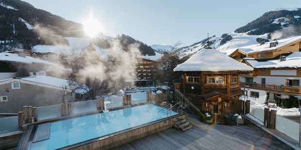 Tagungshotels - Sport-Incentive: Yoga - Außenpool und Sauna - The Alpine Palace