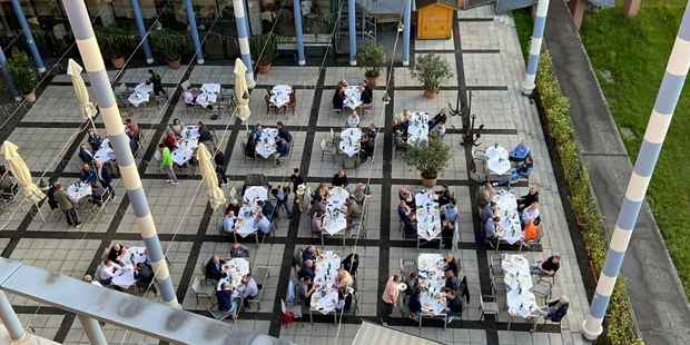 Tagungshotels - Gastronomie: Eigene Internationale Küche - Elz (Lasberg) - Ob Sommerfest oder  ein perfekter Platz für das Mittagessen - die Terrasse im Hotel Donauwelle. - Hotel Donauwelle Linz