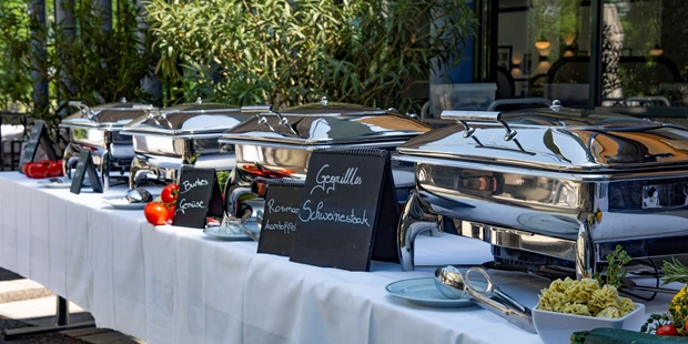 Tagungshotels - Gastronomie: Eigene Internationale Küche - Elz (Lasberg) - Buffet auf unserer Sonnenterrasse - Donauwelle. - Hotel Donauwelle Linz