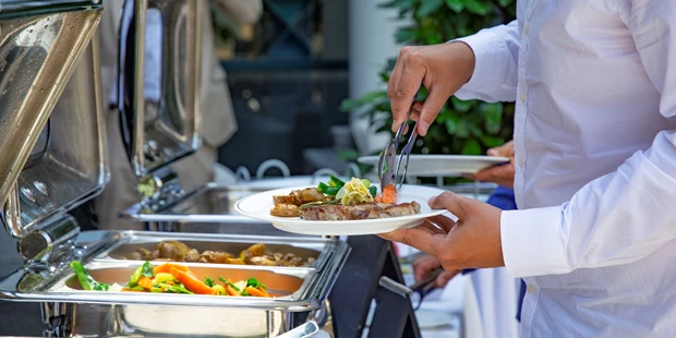 Tagungshotels - Gastronomie: Eigene Internationale Küche - Elz (Lasberg) - Mittags- oder Abendbuffet für ihr Sommerfest im Hotel Donauwelle - Hotel Donauwelle Linz