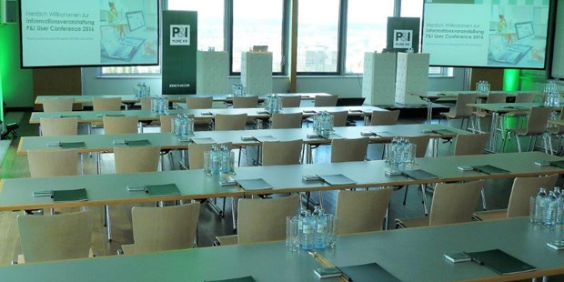 Tagungshotels - Seminarraum abschließbar - Maria-Lanzendorf - Sky Hall mit Klassenzimmerbestuhlung, Bühne und 2 Leinwenden - wolke19 im Ares Tower