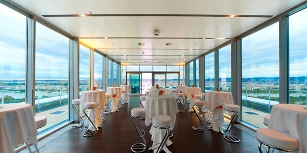 Tagungshotels - Flair: entspannt - Österreich - Sky Lobby mit Stehtischen und Barhocker - wolke19 im Ares Tower