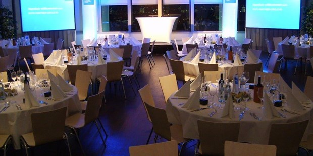Tagungshotels - Mahlzeiten: Buffetform möglich - Hainbuch (Mauerbach) - Sky Hall mit Galatischen, Bühne und Leinwende - wolke19 im Ares Tower