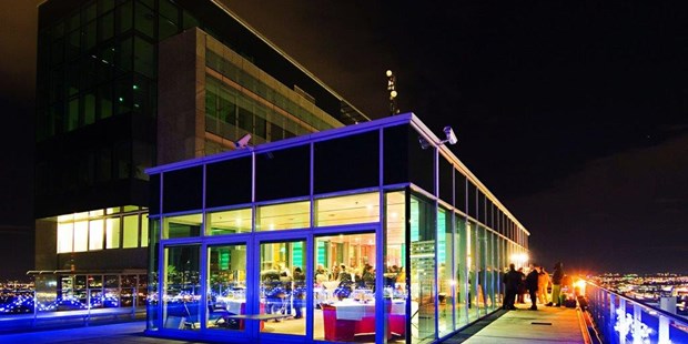 Tagungshotels - Gastronomie: Fremdes Catering möglich - Maria-Lanzendorf - Terrasse mit Blick auf die Sky Lobby - wolke19 im Ares Tower