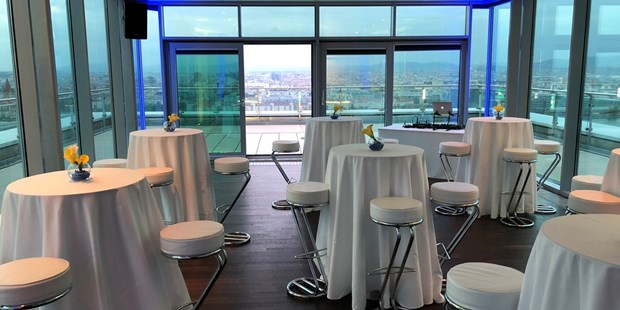 Tagungshotels - Gastronomie: Fremdes Catering möglich - Maria-Lanzendorf - Sky Lobby mit Blick auf die Terrasse - wolke19 im Ares Tower