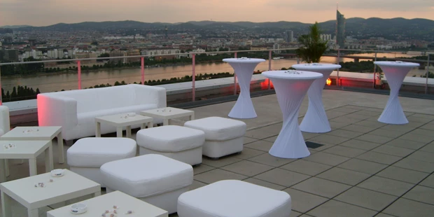 Tagungshotels - Flair: entspannt - Österreich - Terrasse mit Ledermöbel und Stehtischen - wolke19 im Ares Tower