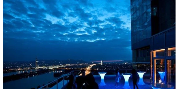 Tagungshotels - Internetanschluss: bis 100 Mbit/s - Österreich - Terrasse mit beleuchteten Stehtischen - wolke19 im Ares Tower