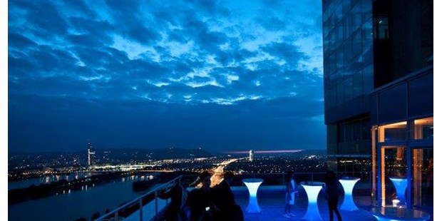 Tagungshotels - Gastronomie: Fremdes Catering möglich - Maria-Lanzendorf - Terrasse mit beleuchteten Stehtischen - wolke19 im Ares Tower