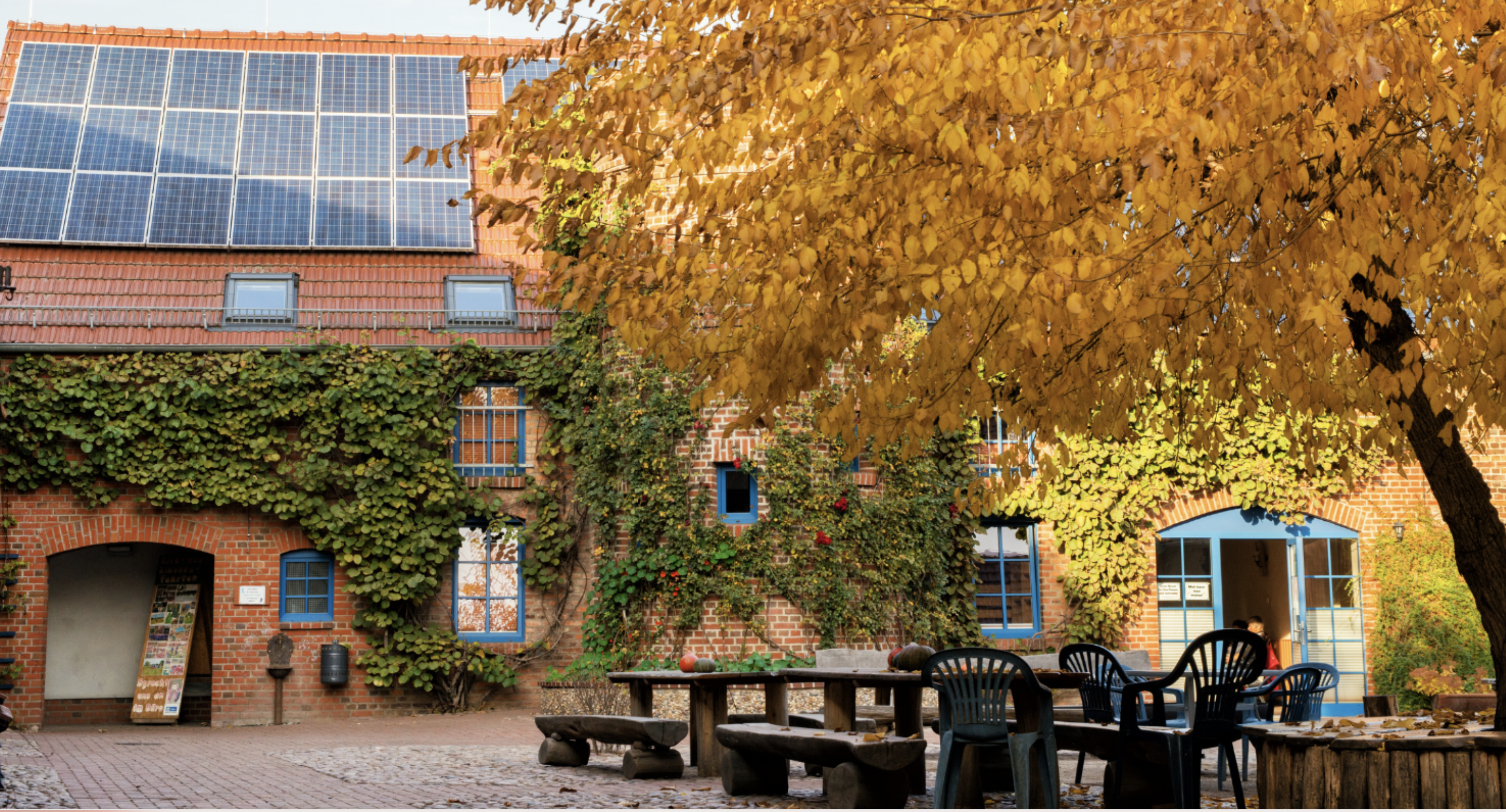 Seminarraum - Gemütlicher Innenhof mit vielen Sitzgelegenheiten - Seminarbauernhof Groß Briesen 