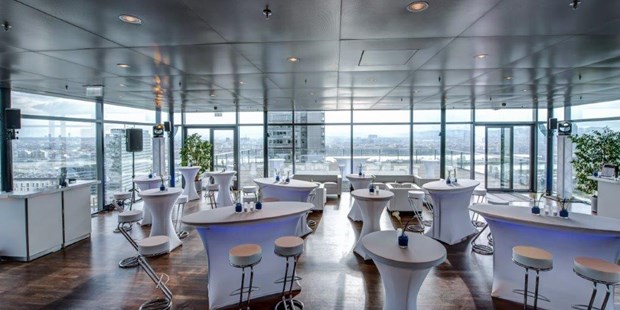 Tagungshotels - Mahlzeiten: Frühstück - Maria-Lanzendorf - ovale Sehtische mit Beleuchtung  - wolke21 im Saturn Tower