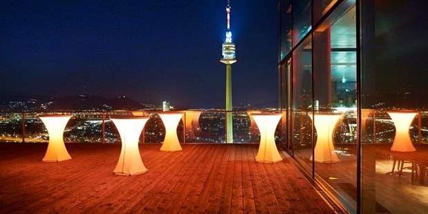 Tagungshotels - Bühne - Maria-Lanzendorf - Terrasse mit beleuchteten Stehtischen  - wolke21 im Saturn Tower