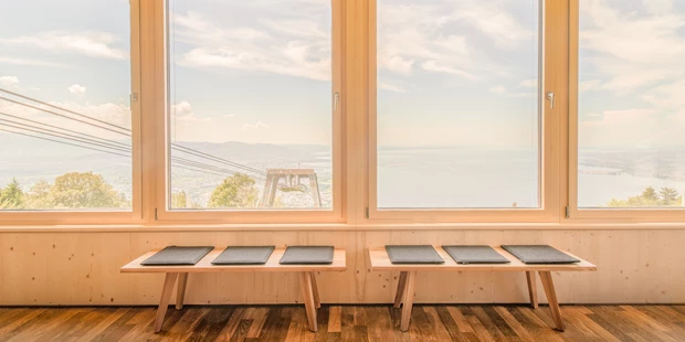 Tagungshotels - Flair: entspannt - Österreich - Fensterfront im Seminarraum mit Blick auf den Bodensee - Seminarerlebnis am Pfänder