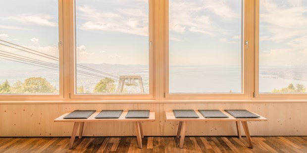 Tagungshotels - Sport-Incentive: Yoga - Isny im Allgäu - Fensterfront im Seminarraum mit Blick auf den Bodensee - Seminarerlebnis am Pfänder