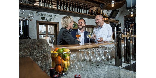 Tagungshotels - Gastronomie: Eigene Internationale Küche - Höf (Oberneukirchen) - Bar in der Tiroler Alm - Eidenberger Alm