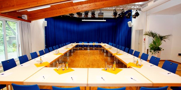 Tagungshotels - Moderatorenkoffer - Wolfersdorf (Landkreis Freising) - Kleiner Saal mit Karree-Bestuhlung (U-Form) - Stadthalle Erding
