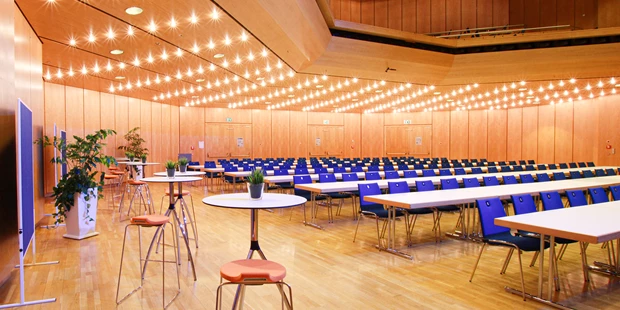 Tagungshotels - Freizeit-Incentive: Dart - Wörth (Erding) - Großer Saal mit parlamentarischer Bestuhlung und seitlicher Aktionsfläche - Stadthalle Erding