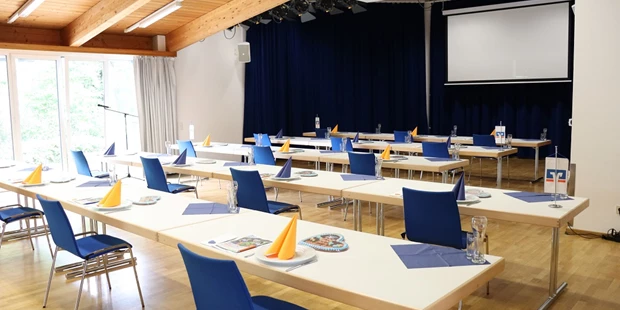 Tagungshotels - Gastronomie: Eigene regionale Küche - Hörgertshausen - Kleiner Saal mit Corona-Bestuhlung  - Stadthalle Erding