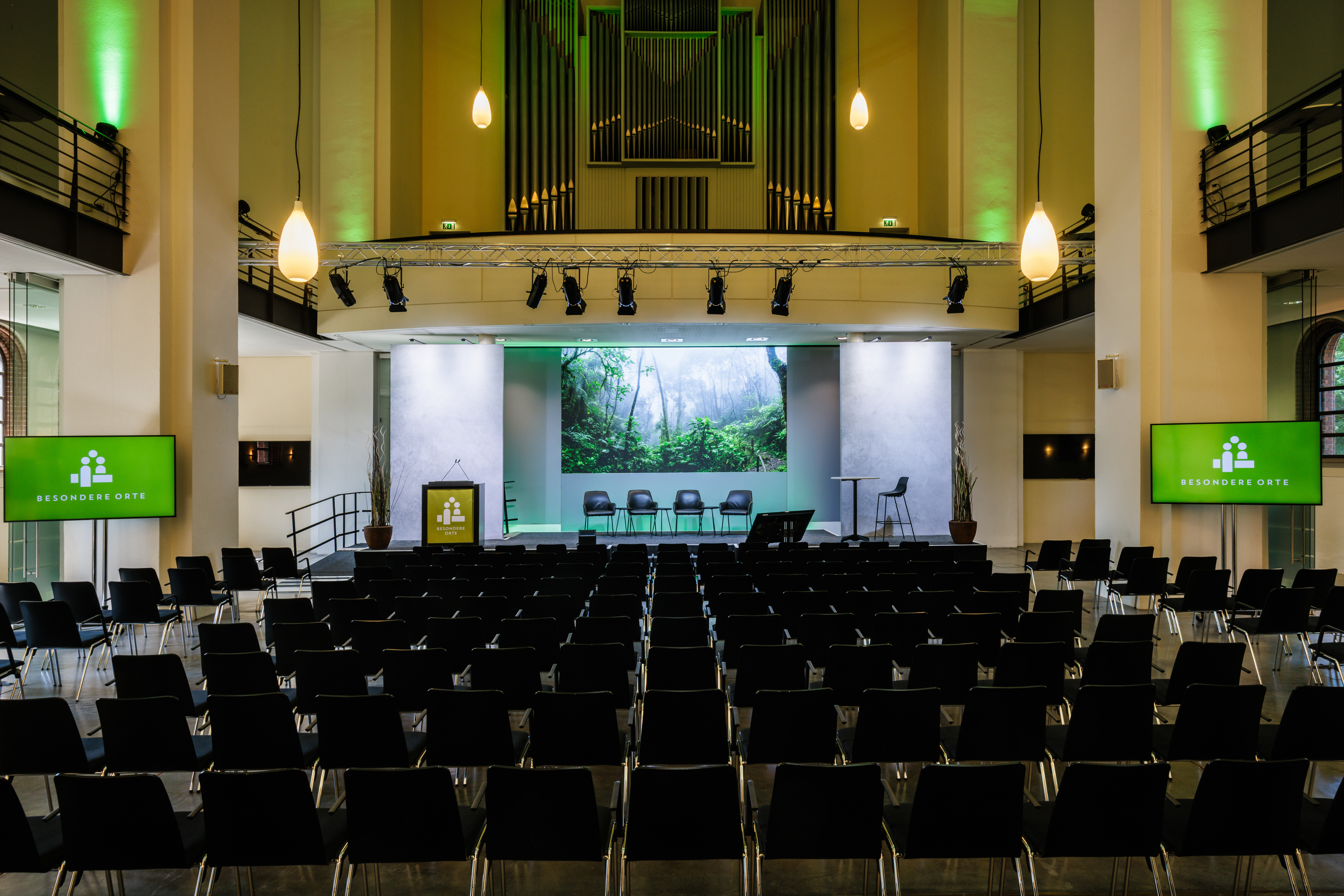 Tagungshotels: Saal im Umweltforum mit moderner LED Wall - Umweltforum