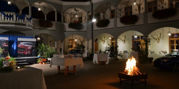 Tagungshotels - nächstes Hotel - Freienberg - Produktpräsentation im Innenhof des Weinschlosses - Weinschloss Thaller