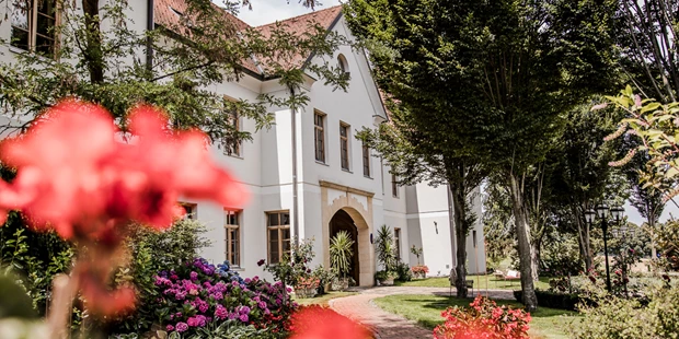 Tagungshotels - Flair: entspannt - Österreich - Eingang Weinschloss mit Schlossgarten - Weinschloss Thaller