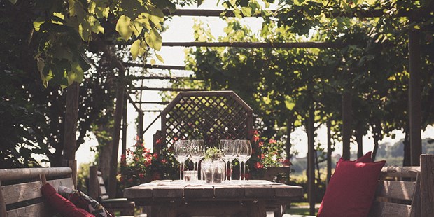 Tagungshotels - Mahlzeiten: Buffetform möglich - Höf (Gnas) - Buschenschank-Terrasse mit Blick zur Riegersburg - Weinschloss Thaller