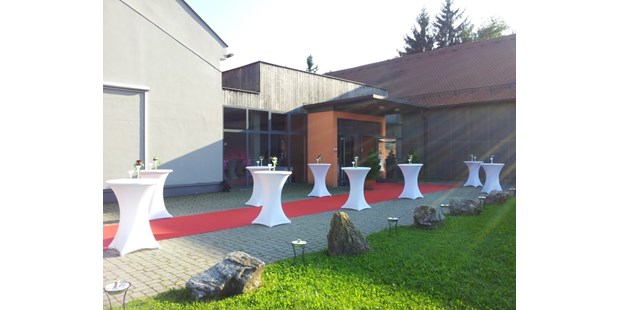 Tagungshotels - Foyer Vorplatz mit rotem Teppich + hauseigenen runden Stehtischen mit Hussen + Feuerschalen - Seifenfabrik Veranstaltungszentrum