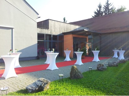Tagungshotels - Foyer Vorplatz mit rotem Teppich + hauseigenen runden Stehtischen mit Hussen + Feuerschalen - Seifenfabrik Veranstaltungszentrum