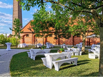 Tagungshotels - Flair: entspannt - Garten bei Fachwerkhalle mit Biertischgarnituren mit Hussen + Stehtischen mit Hussen - Seifenfabrik Veranstaltungszentrum