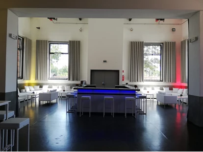 Tagungshotels - geeignet für: Kongress - Niederschöckl - Heizhaus mit Bar + div. Loungemöbeln + eckigen Stehtischen mit Barhockern + Ambientelicht - Seifenfabrik Veranstaltungszentrum
