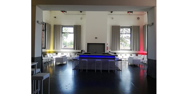 Tagungshotels - Internetanschluss: W-LAN - Heizhaus mit Bar + div. Loungemöbeln + eckigen Stehtischen mit Barhockern + Ambientelicht - Seifenfabrik Veranstaltungszentrum