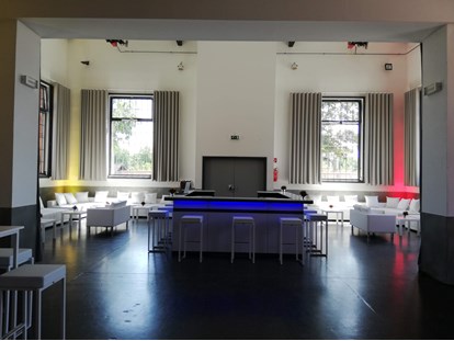 Tagungshotels - Österreich - Heizhaus mit Bar + div. Loungemöbeln + eckigen Stehtischen mit Barhockern + Ambientelicht - Seifenfabrik Veranstaltungszentrum